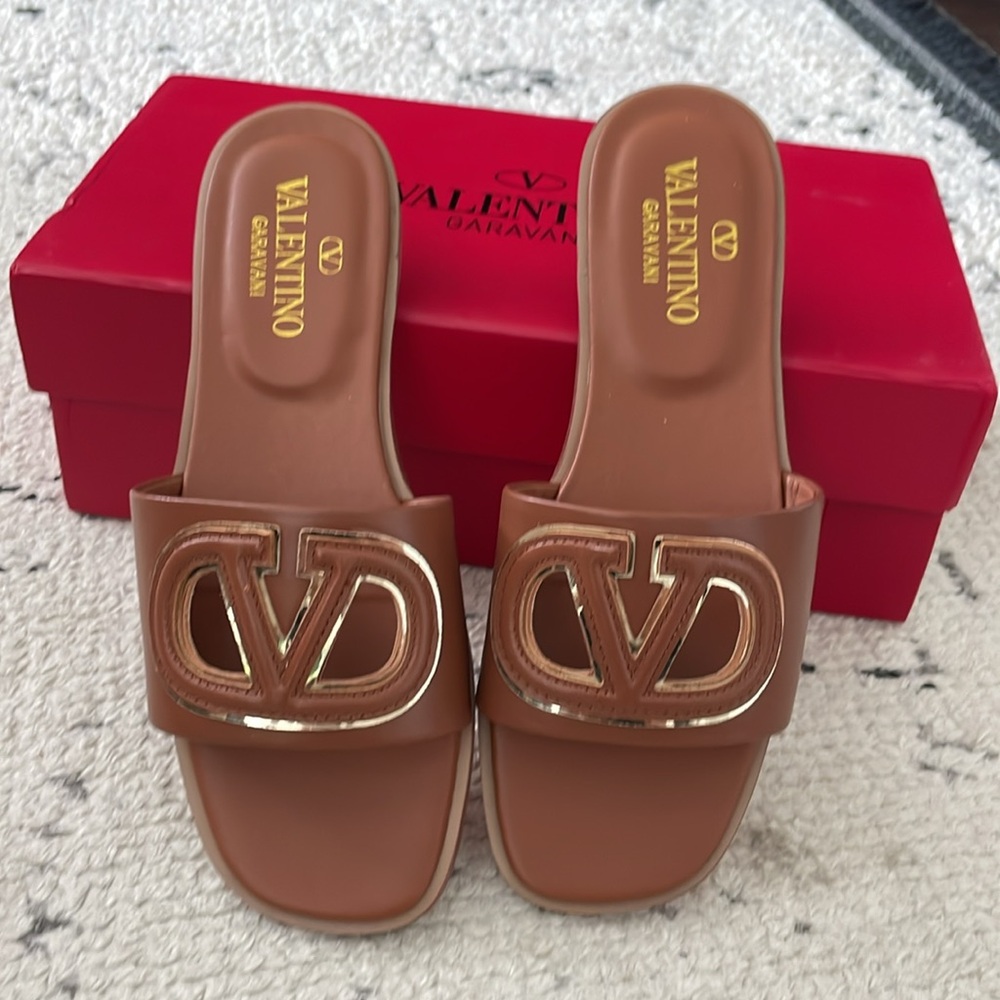 V LOGO Brown Leather Sandals with Iconic V Logo sz37 7 US NEW !!!